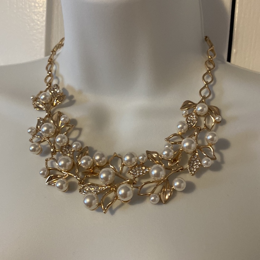 Gold leaf & Pearl necklace (fashion jewelry)